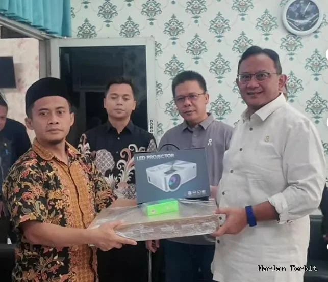 Anton Suratto Peduli Pendidikan Di Sman 2 Gunung Putri Kabupaten Bogor