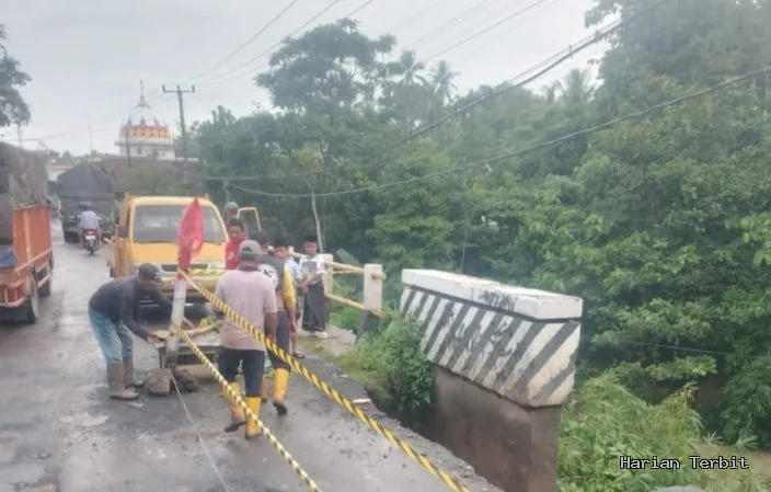 Hujan Deras Picu Longsor Jembatan Di Cibadak Lebak