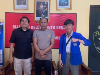 Mahasiswa Dan Polisi Bangun Taman Baca Untuk Warga Huntara Lebakgedong