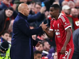 Pelatih Liverpool Optimistis Isak Bangkit Setelah Pulih Cedera