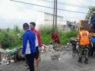 Aksi Nyata Tni, Satgas Koramil 07/Kresek Tertibkan Sampah Di Tangerang