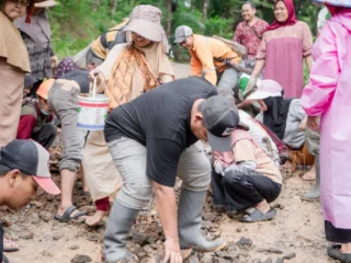 Tak Tunggu Anggaran, Warga Lebak Gotong Royong Perbaiki Jalan