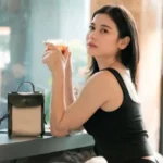 Pesona Iris Wullur Dalam Balutan Sleeveless, Tetap Stylish Sebagai Ibu Dua Anak