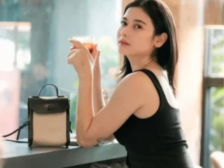 Pesona Iris Wullur Dalam Balutan Sleeveless, Tetap Stylish Sebagai Ibu Dua Anak