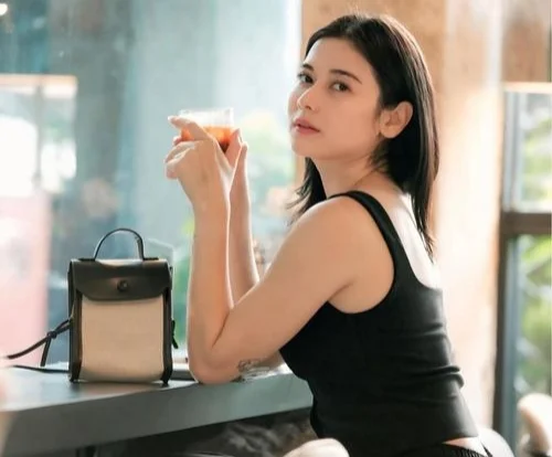 Pesona Iris Wullur Dalam Balutan Sleeveless, Tetap Stylish Sebagai Ibu Dua Anak