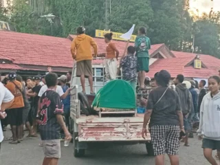 Keluarga Desak Polisi Tangkap Pelaku Penikaman, Jenazah Fm Dibawa Ke Polresta Sorong Kota