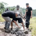 Derita Warga Jalan Tergenang Lumpur, Musa Weliasyah Buka Dompet Pribadi