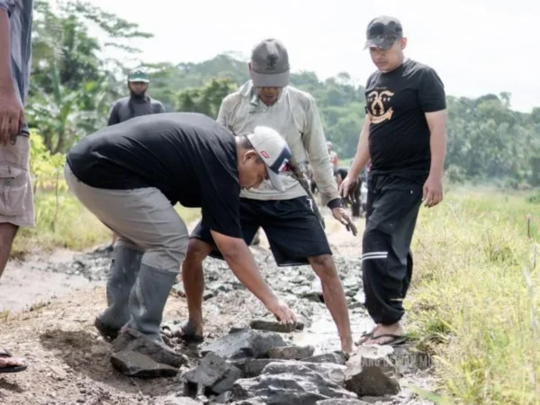 Derita Warga Jalan Tergenang Lumpur, Musa Weliasyah Buka Dompet Pribadi