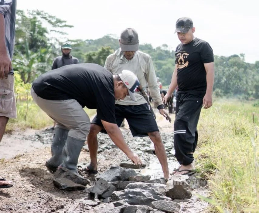 Derita Warga Jalan Tergenang Lumpur, Musa Weliasyah Buka Dompet Pribadi
