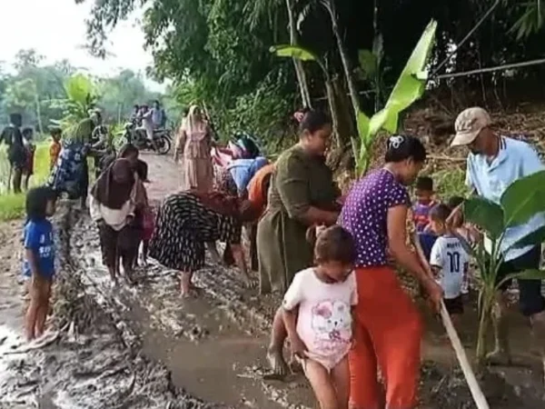 Jalan Jadi Lahan Pertanian, Warga Lebak Protes