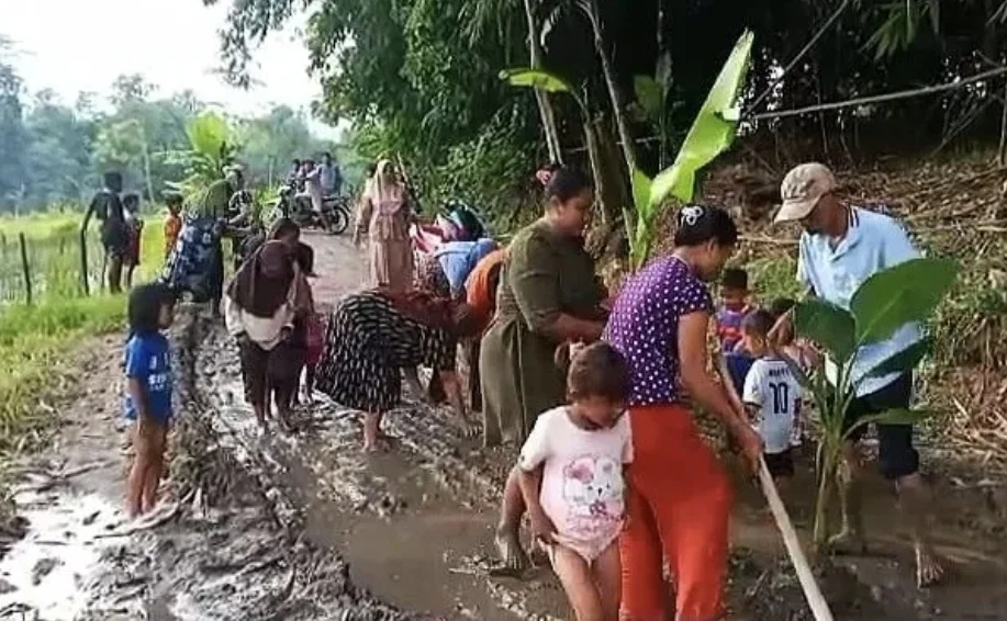 Jalan Jadi Lahan Pertanian, Warga Lebak Protes