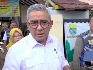 Lubang Galian Kabel Di Gatot Subroto Bandung Picu Kecelakaan