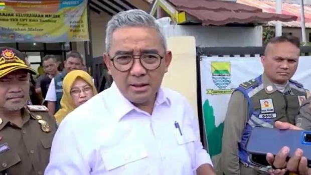 Lubang Galian Kabel Di Gatot Subroto Bandung Picu Kecelakaan