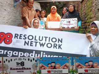 Peduli Warga: 98 Resolution Network Tim 8 Salurkan 300 Sembako Di Bulan Suci