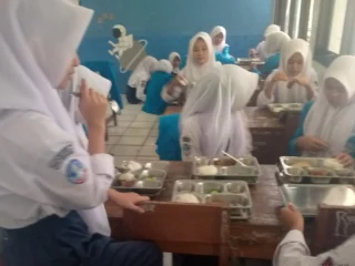 Siswa Smpn 1 Curugbitung Sambut Antusias Program Makan Bergizi Gratis