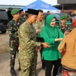 Korem 045 Garuda Jaya Bagi-Bagi Takjil Sebagai Wujud Kepedulian Pada Bulan Suci