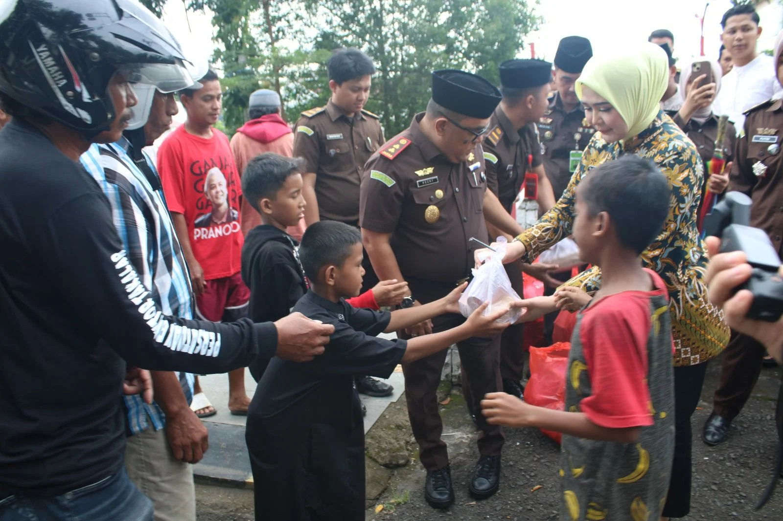 Kejari Takalar Dan Iad Tebar Berkah Dengan Pasar Murah Dan Takjil Gratis