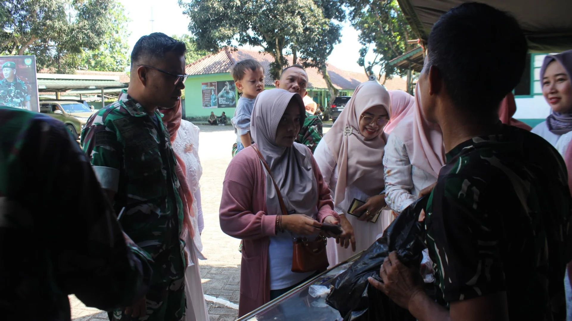 Kodim 0601 Pandeglang Bagi-Bagi Kebahagiaan Lewat Bazar Ramadan