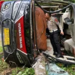 Bus Pariwisata Terguling Saat Menuju Pantai Sawarna