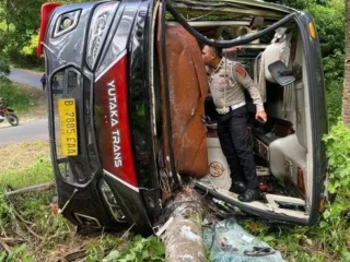 Bus Pariwisata Terguling Saat Menuju Pantai Sawarna