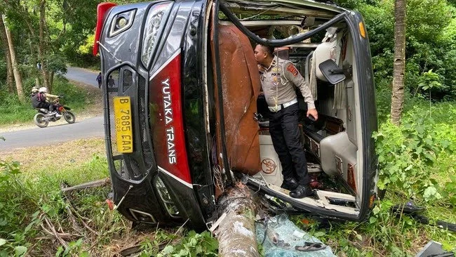 Bus Pariwisata Terguling Saat Menuju Pantai Sawarna