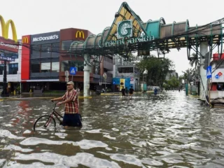 Ratusan Warga Di Jakarta Mengungsi Akibat Banjir