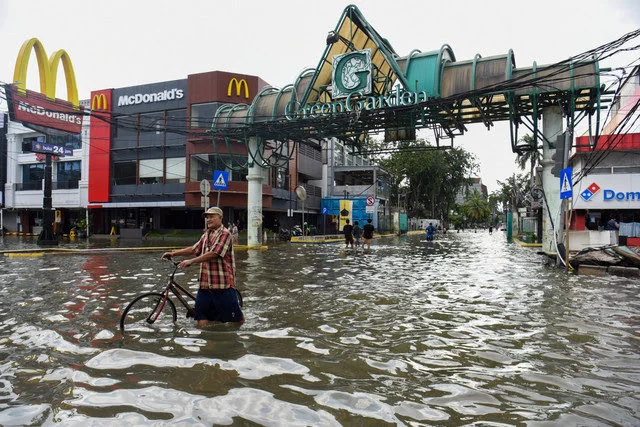 Ratusan Warga Di Jakarta Mengungsi Akibat Banjir