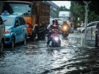 Banjir Mulai Surut, Ketinggian Air 30–90 Cm Di 16 Rt Di Jakarta Barat
