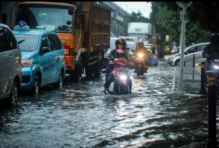 Banjir Mulai Surut, Ketinggian Air 30–90 Cm Di 16 Rt Di Jakarta Barat