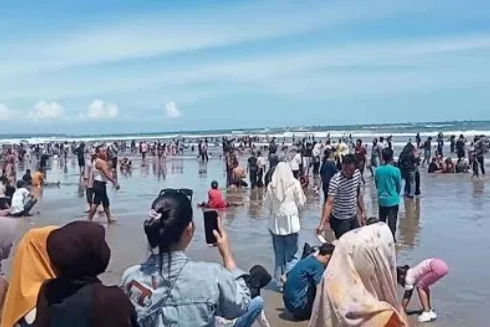 Pantai Sawarna Dikepung Wisatawan Saat Lebaran 2026