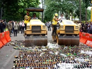 Pemkot Tangerang Hancurkan Ribuan Botol Minuman Keras