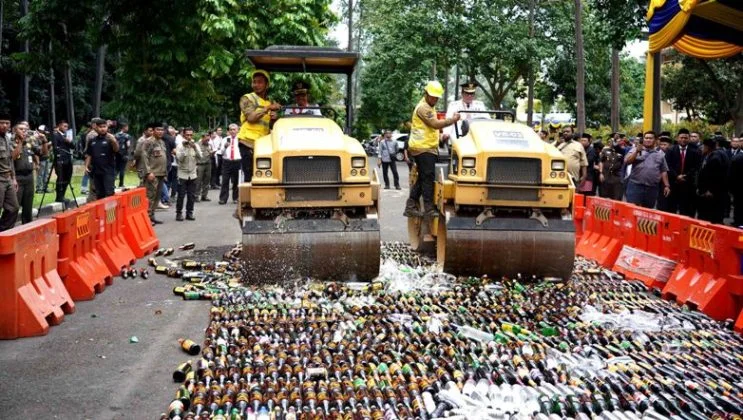 Pemkot Tangerang Hancurkan Ribuan Botol Minuman Keras