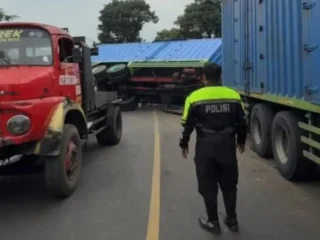 Truk Mi Instan Terguling Di Tanjakan Malangbong Garut, Lalu Lintas Macet