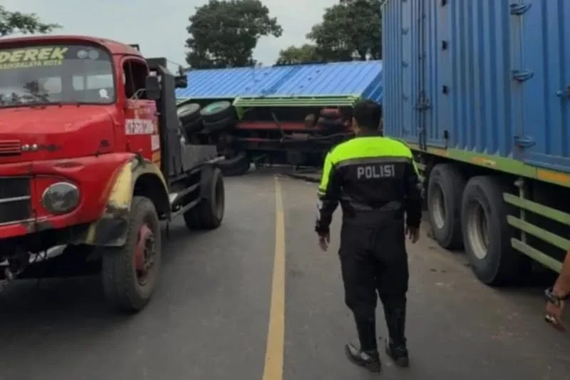Truk Mi Instan Terguling Di Tanjakan Malangbong Garut, Lalu Lintas Macet