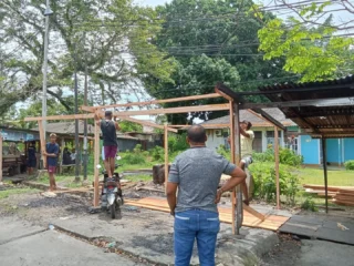 Pasca Perusakan, Kapolresta Sorong Kota Salurkan Bantuan Bahan Bangunan
