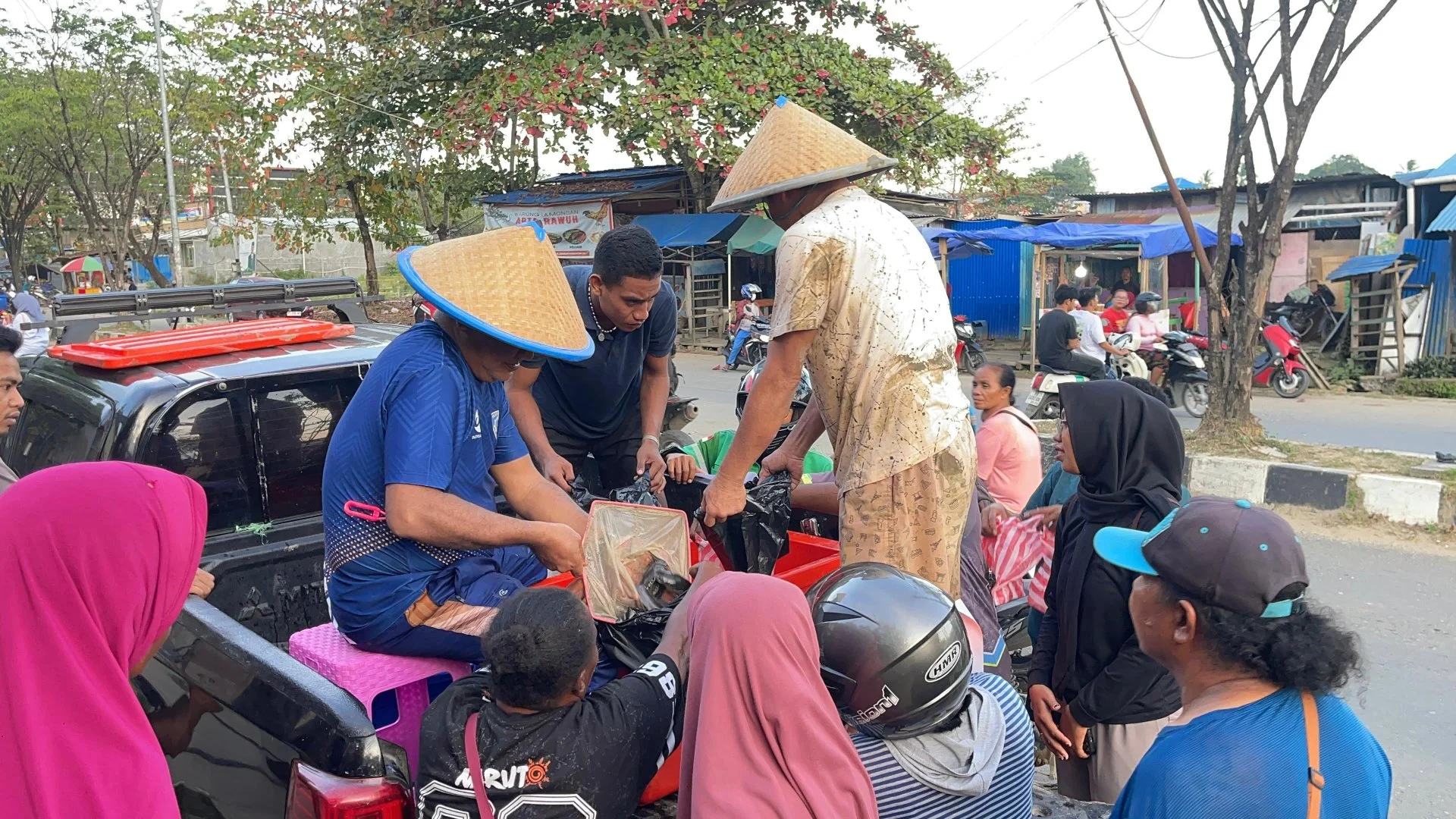 Ribuan Ikan Dibagikan Wakapolda Papua Barat Daya Untuk Menu Berbuka Warga