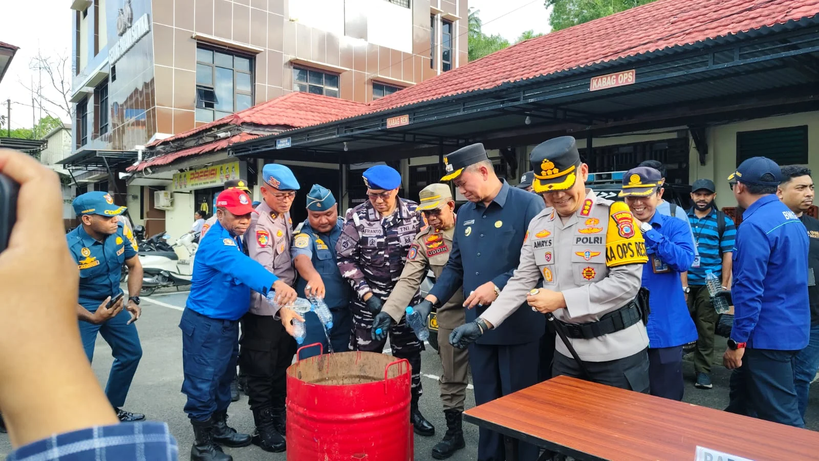 Polresta Sorong Kota Dan Pemkot Musnahkan 170 Liter Cap Tikus Hasil Operasi Selama Ramadhan