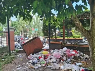 Tumpukan Sampah Di Alun-Alun Pandeglang Dikeluhkan Warga
