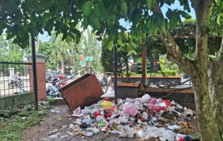 Tumpukan Sampah Di Alun-Alun Pandeglang Dikeluhkan Warga