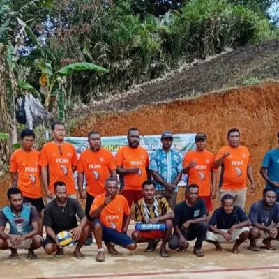 Ronald Konjol Serahkan Bantuan, Laga Voli Persahabatan Di Sorong Penuh Kebersamaan