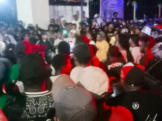 Bentrok Warga Dan Polisi Saat Pengantaran Jenazah Maxi Bless Di Sorong, Dua Anggota Terluka