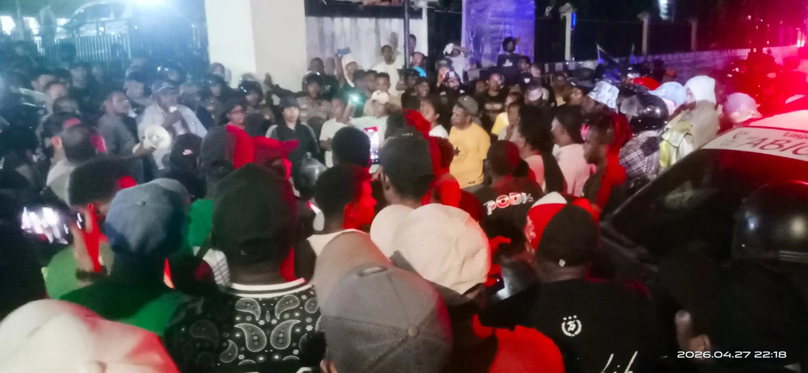 Bentrok Warga Dan Polisi Saat Pengantaran Jenazah Maxi Bless Di Sorong, Dua Anggota Terluka