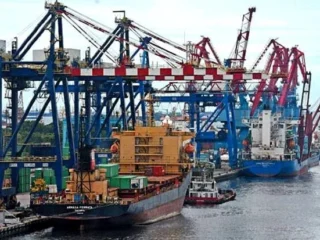 Paradoks Jalur Urat Nadi Dunia Selat Malaka Merupakan Urat Nadi Perdagangan Global Yang Memikul Beban 25% Distribusi Komoditas Dunia, Namun Bagi Indonesia Posisi Strategis Ini Menghadirkan Paradoks Antara Kedaulatan Wilayah Dan Kemanfaatan Ekonomi. Sebagai Pemilik Garis Pantai Terpanjang, Indonesia Justru Terjebak Dalam Peran &Quot;Penjaga Gerbang&Quot; Yang Memikul Tanggung Jawab Besar Atas Keamanan Jalur Dari Ancaman Pirasi Serta Risiko Kerusakan Ekologis Akibat Limbah Kapal. Sayangnya, Beban Operasional Yang Menjadi Cost Center Bagi Apbn Ini Tidak Berbanding Lurus Dengan Keuntungan Finansial, Karena Status Selat Sebagai Jalur Pelayaran Internasional Membatasi Otoritas Negara Untuk Memungut Retribusi Langsung, Sementara Nilai Tambah Ekonomi Justru Tersedot Ke Pelabuhan Negara Tetangga Yang Memiliki Ekosistem Layanan Lebih Mapan.