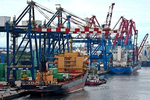 Paradoks Jalur Urat Nadi Dunia Selat Malaka Merupakan Urat Nadi Perdagangan Global Yang Memikul Beban 25% Distribusi Komoditas Dunia, Namun Bagi Indonesia Posisi Strategis Ini Menghadirkan Paradoks Antara Kedaulatan Wilayah Dan Kemanfaatan Ekonomi. Sebagai Pemilik Garis Pantai Terpanjang, Indonesia Justru Terjebak Dalam Peran &Quot;Penjaga Gerbang&Quot; Yang Memikul Tanggung Jawab Besar Atas Keamanan Jalur Dari Ancaman Pirasi Serta Risiko Kerusakan Ekologis Akibat Limbah Kapal. Sayangnya, Beban Operasional Yang Menjadi Cost Center Bagi Apbn Ini Tidak Berbanding Lurus Dengan Keuntungan Finansial, Karena Status Selat Sebagai Jalur Pelayaran Internasional Membatasi Otoritas Negara Untuk Memungut Retribusi Langsung, Sementara Nilai Tambah Ekonomi Justru Tersedot Ke Pelabuhan Negara Tetangga Yang Memiliki Ekosistem Layanan Lebih Mapan.