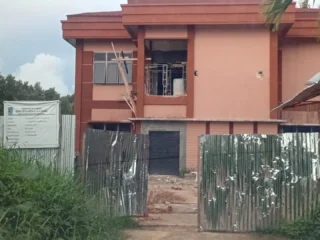 Proyek Pos Polisi Sorong Barat Molor, Diduga Tak Sesuai Papan Proyek, Publik Desak Aph Bertindak