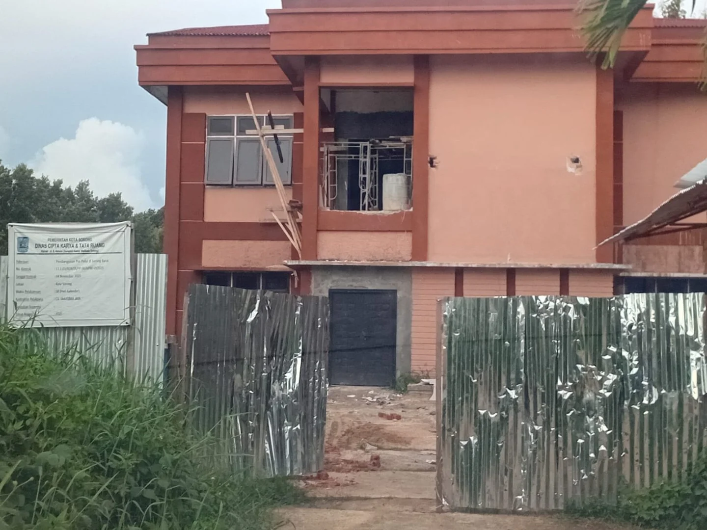 Proyek Pos Polisi Sorong Barat Molor, Diduga Tak Sesuai Papan Proyek, Publik Desak Aph Bertindak