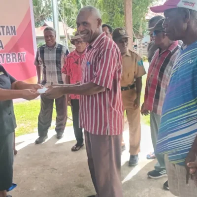 Yubelina Saflesa Serap Aspirasi Warga Ayamaru Selatan Dan Salurkan Bantuan Paskah