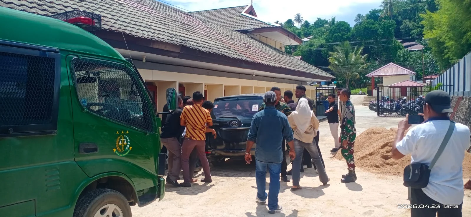 Keluarga Korban Pembunuhan Mengamuk, Hendak Memukul Terdakwa