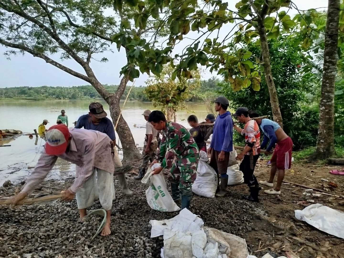 Bersatu Membangun! Tni Dan Warga Bangun Jembatan Harapan Di Sungai Cibaliung