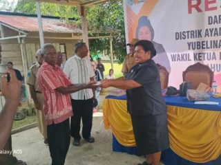 Yubelina Saflesa Serap Aspirasi Warga Ayamaru Selatan Dan Salurkan Bantuan Paskah